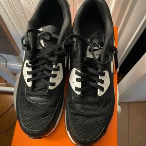 Nike Air Max. I have a box, not the correct box. Scuffs on the sides & bottom.